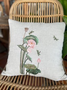 Funda de Cojín Cuadrada Moderna de Algodón Bordada a Mano con Arte Botánico de Libélulas y Estanque de Lotos - Product Image 3