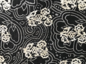 ผ้าฝ้ายพิมพ์ลายด้วยมือสีดำและสีขาว ลายดอกไม้เพสลีย์แบบดั้งเดิม |   ตลาดขายส่งเจียปุร์ - Product Image 3
