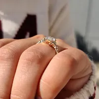 Bague de fiançailles vintage en or jaune avec diamant taille marquise et accents de pierres précieuses vertes, alliance florale pour anniversaire, cadeau de luxe raffiné