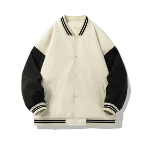 Chaqueta Varsity de Forro Polar Negra Personalizada al por Mayor con Mangas Blancas, Botones a Presión, Estilo Casual, Prenda Exterior Lisa, Ropa Urbana Cómoda con Logotipo Frontal - Product Image 2