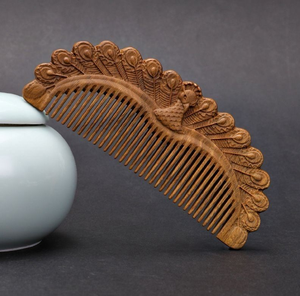 Peigne en bois richement sculpté, orné de motifs traditionnels de paons et de fleurs, disponible à prix de gros. - Product Image 6