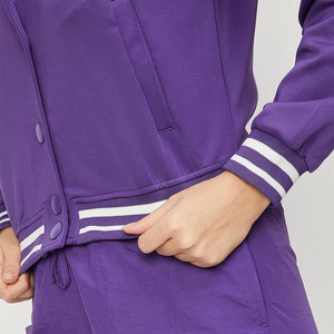 Chaqueta Varsity Corta Personalizada para Mujer con Bordado y Patrón de Camuflaje, Relleno de Algodón Transpirable, Ropa Deportiva de Alta Calidad - Product Image 3