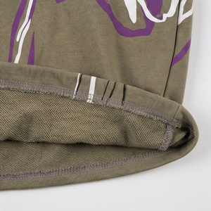 Conjunto deportivo sin mangas con estampado floral de 2 piezas para mujer, con top con cuello redondo y pantalones cortos por encima de la rodilla en verde oliva y morado - Product Image 5