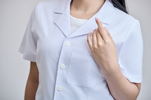 Bata de Laboratorio Médica FMF OEM |   Chaqueta Larga Blanca Unisex |   Uniforme de Hospital de Polialgodón 65/35 |   En stock - Product Image 6