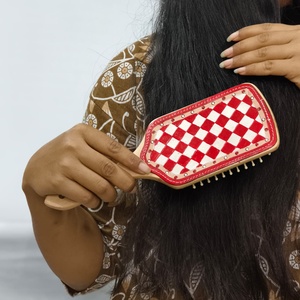 Espejo de Mano de Madera Hecho a Mano con Incrustaciones de Cuero a Cuadros Rojos y Blancos, Estilo Clásico, Accesorio de Moda - Product Image 2