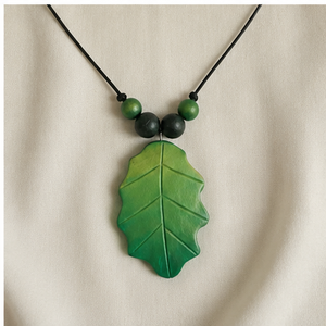 Collier pendentif fleur en résine, vert et noir, ras-de-cou perlé, fait main, sculpté, cadeau décoratif du Tamil Nadu KOTTRAVAI - Product Image 5