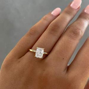 Anillo de Compromiso con Diamante Cultivado en Laboratorio Certificado por IGI, Corte Radiante, Anillo Solitario con Halo Oculto de Diamantes en Oro Amarillo Sólido de 14K - Product Image 1