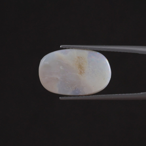 โอปอลสีขาวธรรมชาติคุณภาพดี รับรองโดย IGI พลอยเม็ดเดี่ยว 4.67 กะรัต รูปไข่ 18.5x12 มม. ตัดด้วยมือ ขัดเงา ผ่านการเคลือบด้วยแว็กซ์/น้ำมัน - Product Image 3