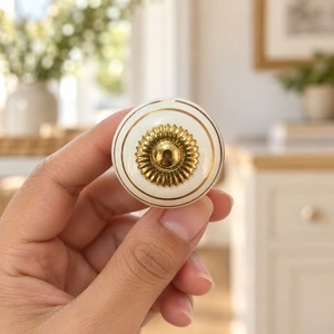 Poignée de tiroir décorative ronde en céramique or blanc ivoire de luxe SHUBHAM pour meubles - Product Image 1