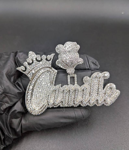 Collier Pendentif Personnalisé Prénom Micro-Pavé CZ, Breloque Couronne Ours en Peluche, Style Hip Hop, Bijou Tendance, Accessoire Cadeau de Luxe - Product Image 1
