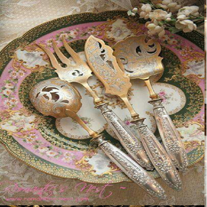 Ensemble de service trois pièces en or et argent avec paniers floraux et artisanat ajouré. Disponible aux prix de gros. - Product Image 3