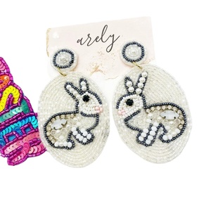 Boucles d'oreilles pendantes élégantes en forme de lapin perlé, collection Pâques 2026 pour femmes et jeunes filles - Product Image 1