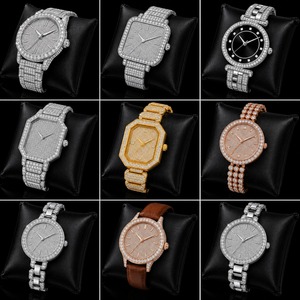 Elegante Reloj de Mujer con Esfera Cuadrada Plateada y Cristales, Correa de Brazalete con Bisel de Cristal Pavé y Visualización Minimalista con Marcadores - Product Image 4