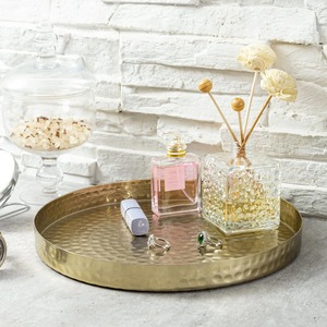 Plateau de rangement rond en métal, finition texturée, bord poli, design minimaliste, pour utilisation sur table, compartiment unique, pour servir boissons et aliments - Product Image 6