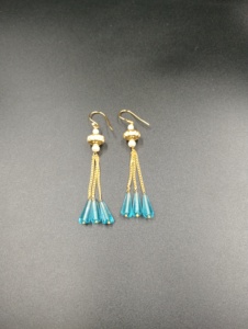 Boucles d'oreilles créoles minimalistes plaquées or Amaira Jewels, forme goutte d'eau, perle bleue fantaisie taille brillant, cadeau de fête pour femme - Product Image 6