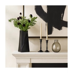 Vase de table minimaliste en métal Arc Bloom, finition noire mate, fait main, hauteur 23,5 cm - Product Image 5