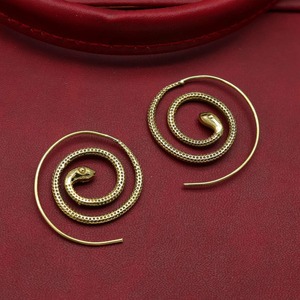 Boucles d'oreilles spirales en laiton plaqué or, thème animal, bijoux artisanaux en métal, forme irrégulière, technique de moulage - Product Image 4