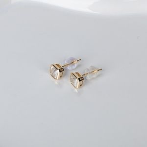 ต่างหูเพชรทรง Asscher ขนาด 1.01 กะรัต ผลิตในห้องปฏิบัติการ ประดับขอบแบบ Bezel ตัวเรือนทองคำ 18K เหมาะสำหรับโอกาสพิเศษ งานฉลองครบรอบ สำหรับคู่รัก - Product Image 3