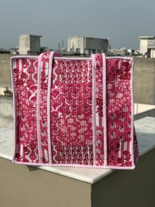 Sac fourre-tout matelassé pour femme, imprimé à la main style indien traditionnel, vintage, 18x16 pouces, 100% coton, fait main, plage, été, automne/hiver - Product Image 1
