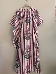 Robe kaftan en coton indien minimaliste à motifs floraux respirante : imprimée à la main, taille unique - Product Image 5