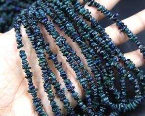 Perles d'opale éthiopienne noire naturelle multi-arc-en-ciel, opale à forme brute non taillée, environ. 6x2MM à 4x3MM Longueur de 16 pouces - Product Image 1