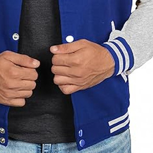 Chaqueta Varsity Fire con Cierre Completo, Cuello Alto, Mangas de Piel de Oveja y Detalles en Cuero 2026 - Product Image 5