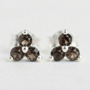 ต่างหูรูปดอกไม้ประดับควอตซ์สโมคกี้จาก Rhaya Jewels ตัวเรือนเงินแท้ชุบโรเดียม ดีไซน์ทันสมัย เหมาะสำหรับเด็กและผู้หญิง ใช้ในงานหมั้น - Product Image 1