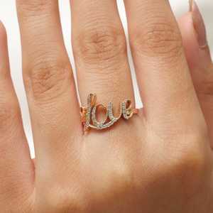 แหวนมอสซาไนต์ทรงกลมสลักคำว่า Love ตัวอักษรประดับเงินแท้ 925 ชุบทองคำสีกุหลาบ ของขวัญสำหรับงานปาร์ตี้ สไตล์โรแมนติก - Product Image 5