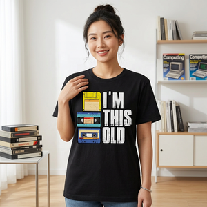 เสื้อยืดกราฟิกพิมพ์ลายเทปคาสเซ็ตและฟล็อปปี้ดิสก์สไตล์เรโทรสำหรับผู้ชาย แขนสั้น สีดำ ทรงปกติ - Product Image 3