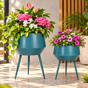 Pots de fleurs modernes en métal bleu sarcelle avec supports trépieds assortis, porte-fleurs colorés pour jardin intérieur, extérieur, patio, balcon - Product Image 1