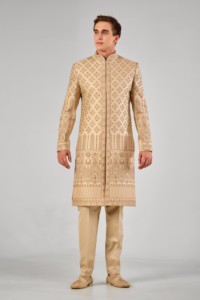 ชุดเชอร์วานีลายลูกปัดนูนสามมิติเต็มตัว ประดับด้วยทองคำ ดีไซน์หรูหราสง่างาม สำหรับเจ้าบ่าวในงานแต่งงาน  แบบพระราชวัง - Product Image 3