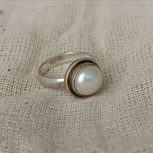 HARI OM CREATIONS แหวนเงินแท้ 925 ประดับมุกธรรมชาติสีขาว ดีไซน์เรียบหรู สำหรับผู้หญิง - Product Image 4