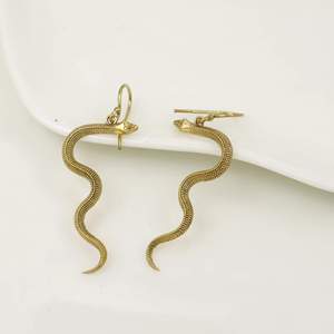 Pendientes Colgantes de Serpiente de Latón Chapado en Oro, Joyería de Moda Unisex con Forma de Animal Vintage - Product Image 4