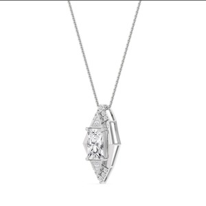 Exclusivo Colgante Art Deco con Diamante Cultivado en Laboratorio de Corte Radiante y Triangular de 2.34 CTW en Oro Rosa de 9K - Product Image 4