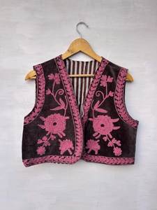 Gilet en coton Suzani brodé à la main pour femmes |   Gilet court en tricot vintage à motifs floraux |   Veste bohème sans manches |   ODM - Product Image 2
