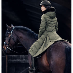 เสื้อโค้ทยาวสีแดงสำหรับผู้หญิง รุ่น YY-EQ-421 สำหรับขี่ม้าและกิจกรรมกลางแจ้ง ฤดูหนาวปี 2026  แบบหนา อุ่น  พร้อมฮู้ด ผลิตในประเทศปากีสถาน - Product Image 2