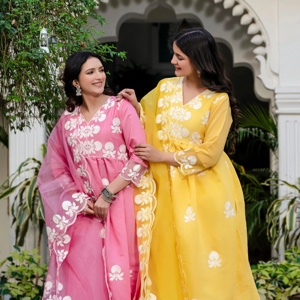 Ensemble élégant et stylé pour femme, tenue de soirée, haut brodé et pantalon assorti, haut et pantalon en soie romaine brodés avec dupatta - Product Image 1