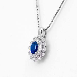 Collar con Colgante de Oro Blanco de 14K, Diamante Cultivado en Laboratorio de 2.0ct, Corte Radiante, Color D-G/VS, Engaste de Garras, Certificado IGI, Cierre de Langosta, Listo para Exportación - Product Image 2