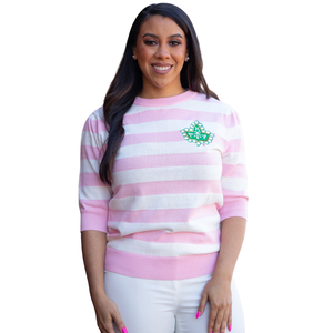 Pull brodé personnalisé pour femme, rayé rose et blanc, avec motif de crête verte, col rond, manches trois quarts, haut décontracté et tendance - Product Image 1