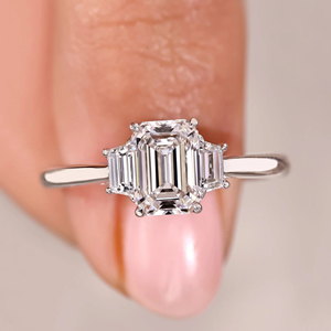 Bague à trois pierres en émeraude et diamant trapézoïdal taille étagée, 1,20 carat, diamant de laboratoire, bague de fiançailles et de mariage, bijoux, bague en or 14 carats - Product Image 5