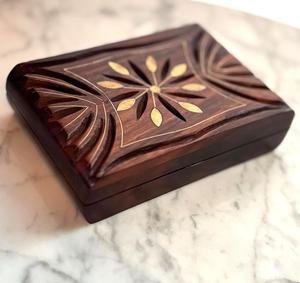 Boîte de rangement en bois de qualité supérieure avec serrure et clé pour un stockage sécurisé des documents et des objets de valeur - Product Image 2