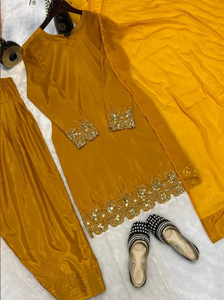 Conjunto de Kurta Tradicional para Mujer, Diseño de Alta Costura, Crepé Natural Pesado, Corte Regular, con Dupatta Elegante Reversible, para Todas las Temporadas, Casual y de Fiesta - Product Image 4