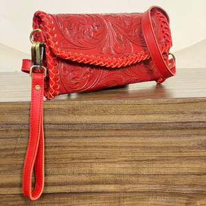 Cartera Cruzada de Cuero Genuino Hecha a Mano para Mujer, con Grabado Floral, Ranuras para Tarjetas, Correa de Muñeca y Bolsillo con Cremallera - Product Image 4