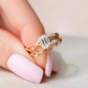 แหวนหมั้นเพชรทรงเอเมอรัลด์สีโรสโกลด์ที่เพาะเลี้ยงในห้องปฏิบัติการ - Product Image 4