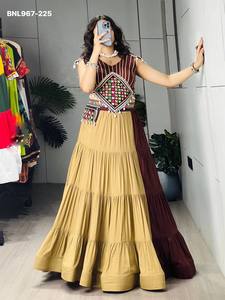 Lehenga de Rayón y Algodón de Alta Calidad con Volantes en Color Marrón y Beige Liso, con Bolso y Blusa con Bordado Gamthi, Proveedor Indio - Product Image 4