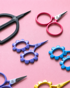 Ciseaux Putford blancs, petits ciseaux mignons pour broderie, mini-ciseaux bicolores circulaires de Degen - Product Image 2