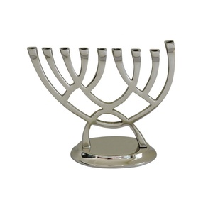 Ménorah sculpturale moderne en aluminium argenté à 9 branches, chandelier unique en métal pour la Hanouka, décoration de maison pour la fête juive - Product Image 2