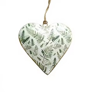 Adorno Navideño de Corazón Colgante Hecho a Mano en Metal Rústico - Colores Personalizables, Decoración Festiva de Alta Calidad para el Hogar en Navidad - Product Image 1