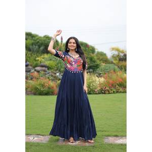 Vestido A-Line Especial para Navratri con Trabajo Artesanal Kutchi Gamthi, Cintura Imperio, Bellamente Hecho a Mano para Uso Festivo - Product Image 6
