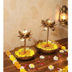 Supports de bougies chauffe-plat en fer doré faits à la main, design tendance, décoratifs pour Diwali, motif lotus, en métal, Urli floral - Product Image 6